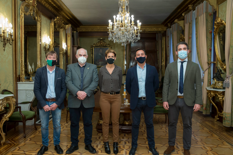 De izquierda a derecha: Koldo Monreal, el vicepresidente José María Aierdi, la Presidenta del Gobierno de Navarra María Chivite, Manuel Medina y Miguel Rodríguez del Consorcio Passivhaus.