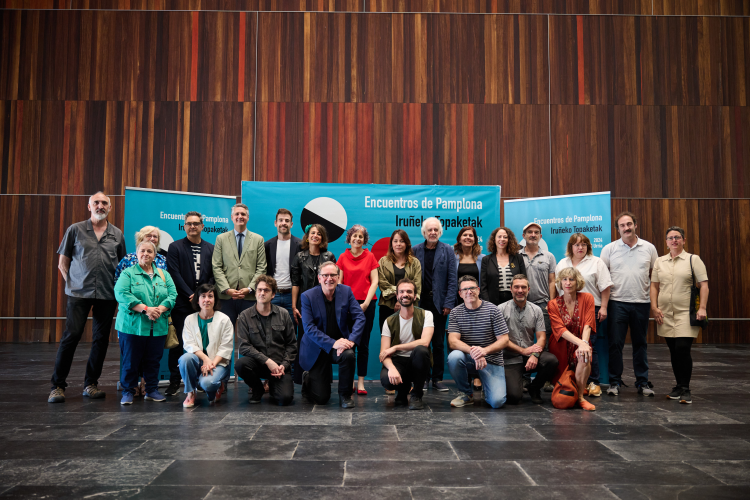 Fotografía de la consejera Esnaola, el director general de Cultura, Ignacio Apezteguía y Maider Beloki, concejala de Cultura, Fiestas, Deporte y Educación del Ayuntamiento de Pamplona, junto con los responsables del programa y el resto de personas que han participado en la presentación 