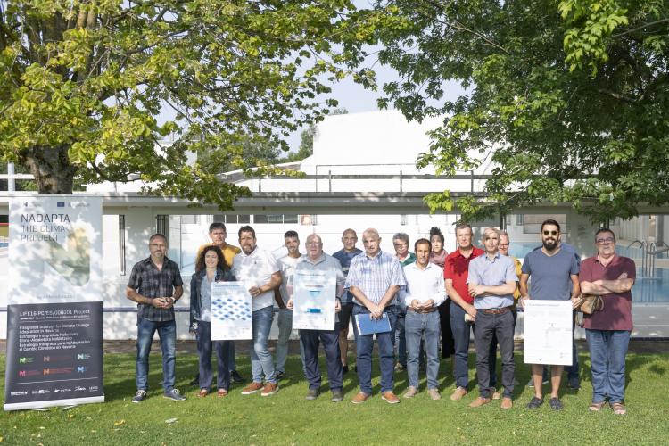 Fotografía del consejero Aierdi y el director de la Oficina de Cambio Climático, Fernando Señas, junto a los y las ediles participantes, durante la presentación de la campaña