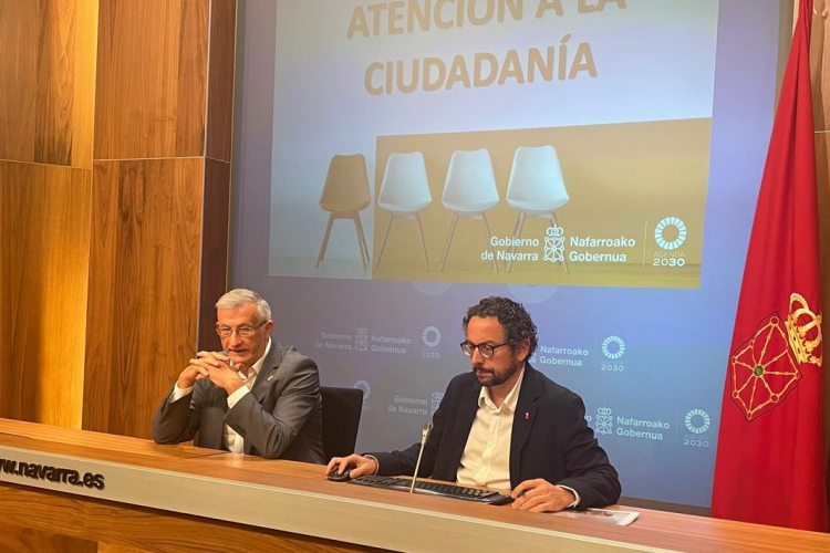 Fotografía del vicepresidente Félix Taberna y Joseba Asiain, durante la rueda de prensa ofrecida hoy. 