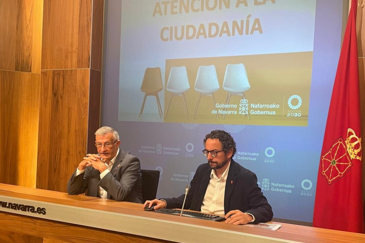 Fotografía del vicepresidente Félix Taberna y Joseba Asiain, durante la rueda de prensa ofrecida hoy. 