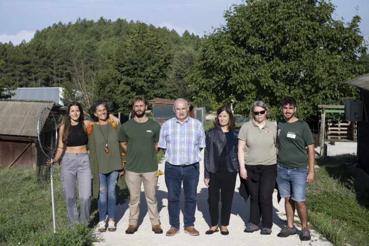 Fotografía del consejero de Desarrollo Rural y Medio Ambiente, José Mari Aierdi, y la directora general de Medio Ambiente, Ana Bretaña, junto a representantes de GAN y técnicos del CRFS Ilundain en la visita realizada hoy. 