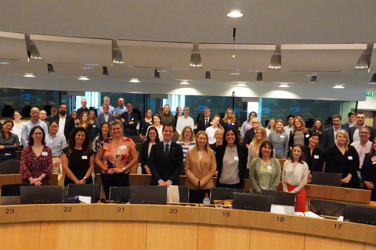 Fotografía del consejero Irujo y la directora general Uxue Itoriz, junto al resto de la delegación de Navarra y representantes de otras comunidades europeas durante la reunión oficial de lanzamiento del proyecto. 