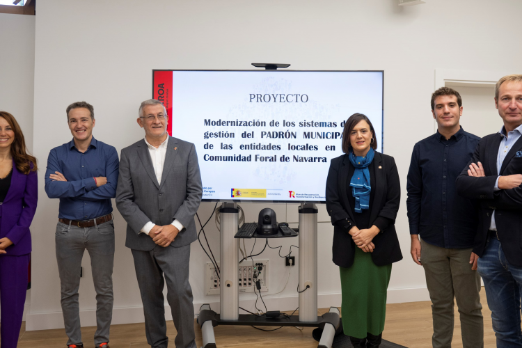 Fotografía de Mar González, Luis Campos, el vicepresidente Félix Taberna, Alicia Echeverría, Xabier Alcuaz y Pablo Cebrián