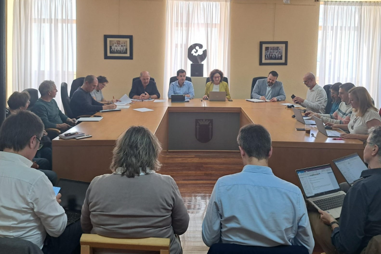 Fotografía del alcalde Aoiz, Ángel Martin Unzué; el consejero Irujo; la consejera Maeztu; y el director general de Fomento Empresarial, Iñigo Arruti, junto al resto de entidades y asociaciones participantes de la reunión