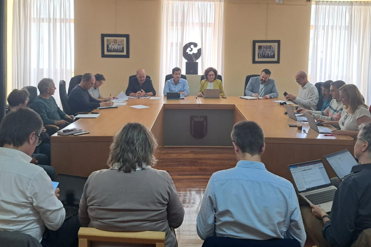 Fotografía del alcalde Aoiz, Ángel Martin Unzué; el consejero Irujo; la consejera Maeztu; y el director general de Fomento Empresarial, Iñigo Arruti, junto al resto de entidades y asociaciones participantes de la reunión