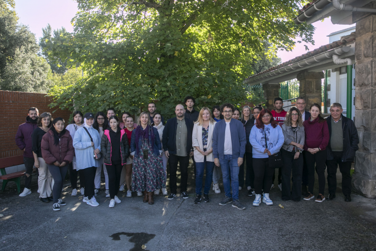 Fotografía del acto de clausura del programa KONEKTA en el que ha participado la directora gerente del SNE-NL, Miriam Martón.