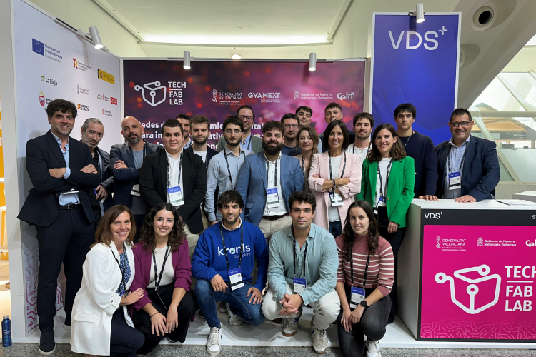 Fotografía del equipo de CEIN junto a las empresas participantes.