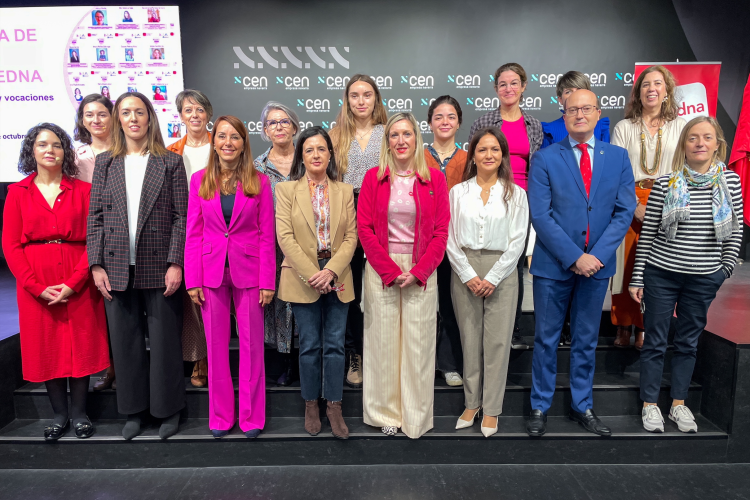Fotografía de la consejera Fanlo, con el resto de participantes en la jornada.  