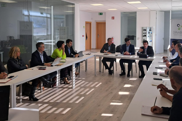 Fotografía del consejero y asistentes durante la reunión