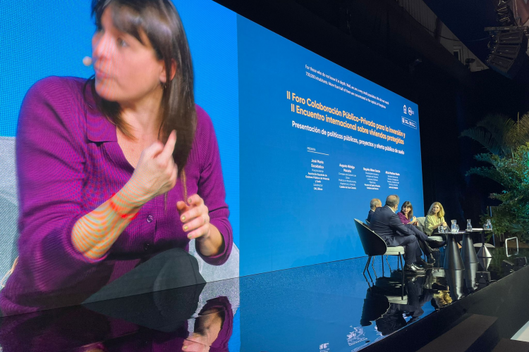 Fotografía de la consejera Alfaro en un momento de su intervención 