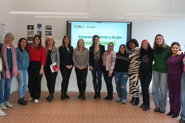 Fotografía de la directora gerente de Empleo, Miriam Martón, con las mujeres participantes en la sesión.