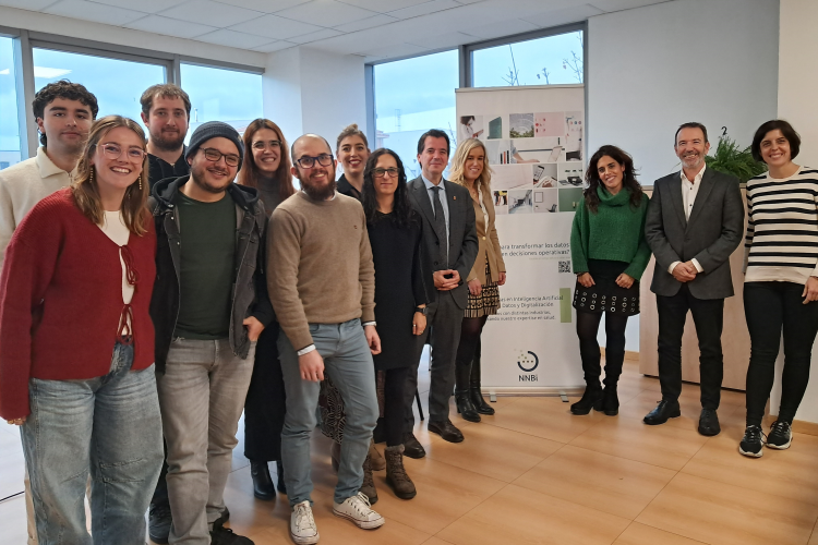 Fotografía del consejero Irujo junto al personal de la empresa