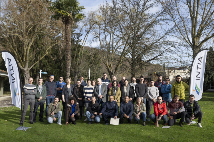 Fotografía de lo jóvenes que han realizado la formación con representantes