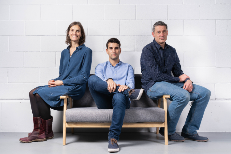 Fotografía de los integrantes de la empresa participada, dos hombres y una mujer sentados en un sofá.