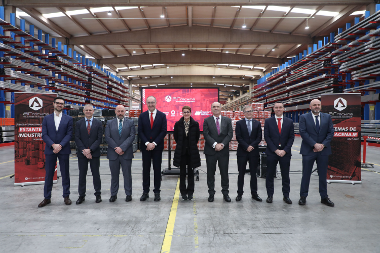 Fotografía de la Presidenta Chivite, al frente del grupo institucional en la visita, junto a los responsables de la empresa.