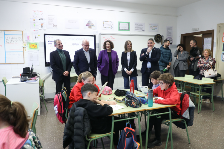 Fotografía de un momento de la visita a un centro escolar