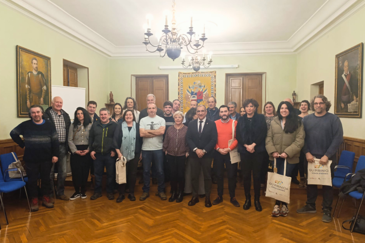 Fotografía de todos los asistentes al acto