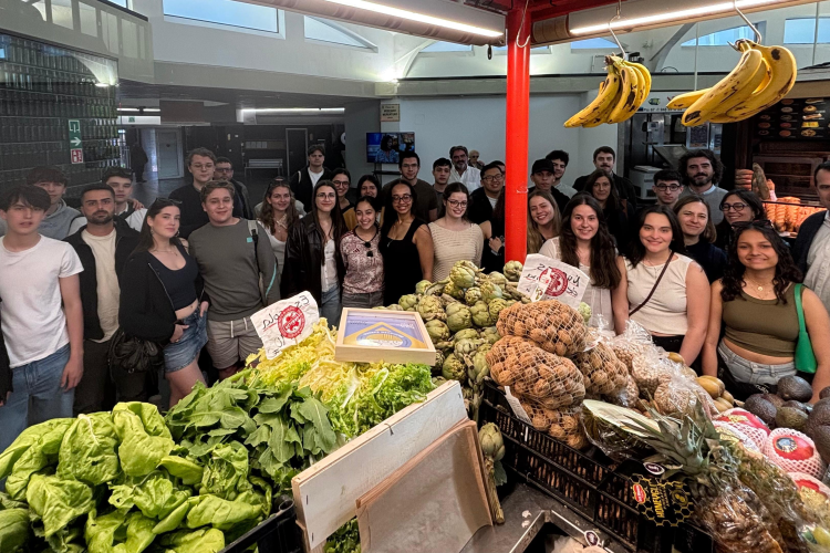 Fotografía de los estudiantes durante su visita al mercado