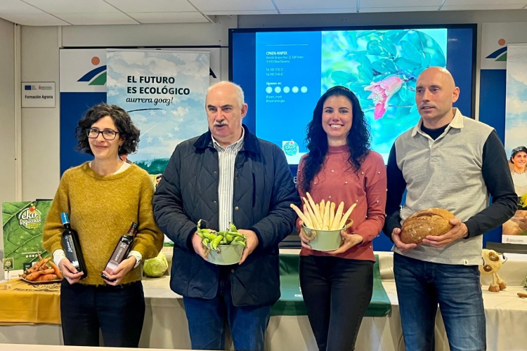 Fotografía de Natalia Bellostas (INTIA), el consejero Aierdi, la presidenta de CPAEN, Mª José Arrondo; y el director técnico de esta entidad, Enrique Arnedo.