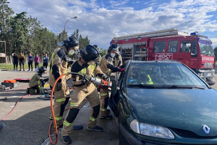 Fotografía de un momento de las prácticas de descarcelación en accidentes de tráfico.