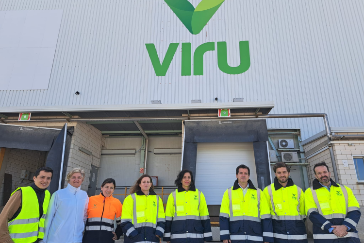 Fotografía del consejero Irujo, la directora gerente de CEIN, Uxue Itoiz y representantes de la empresa Viru. 