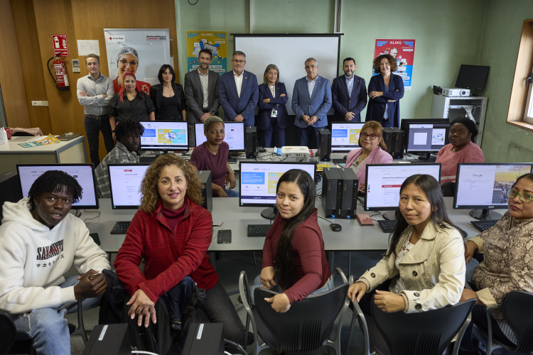 Fotografía de los consejeros Chivite y García, junto con directivos de sus departamentos y responsables de Cruz Roja Navarra, con participantes en las primeras formaciones de digitalización del curso.
