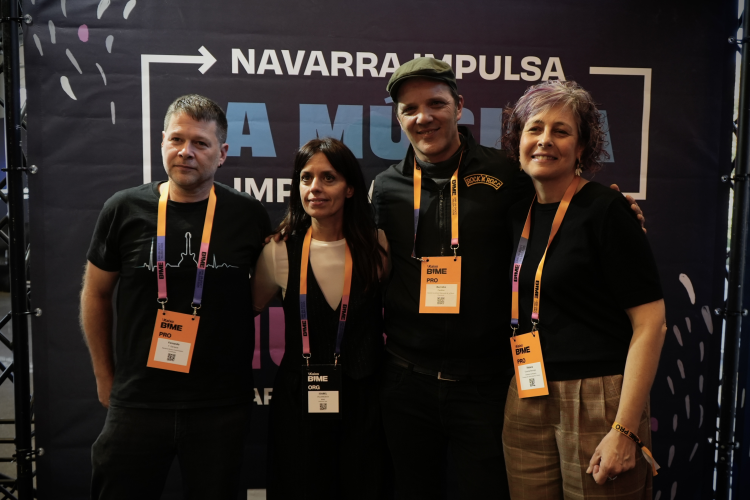 Fotografía de la consejera Esnaola junto a integrantes de INAMU. 