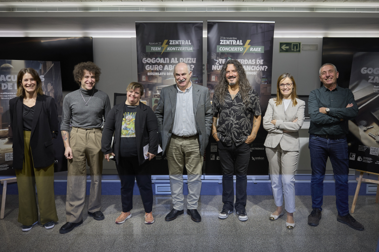 Fotografía de Eva Sevingé (Orekan), Alejo, Aintzane (Motxila 21), el consejero Aierdi, Pedro Razquin, la directora general de Medio Ambiente, Ana Bretaña, y Oscar Rubio. 