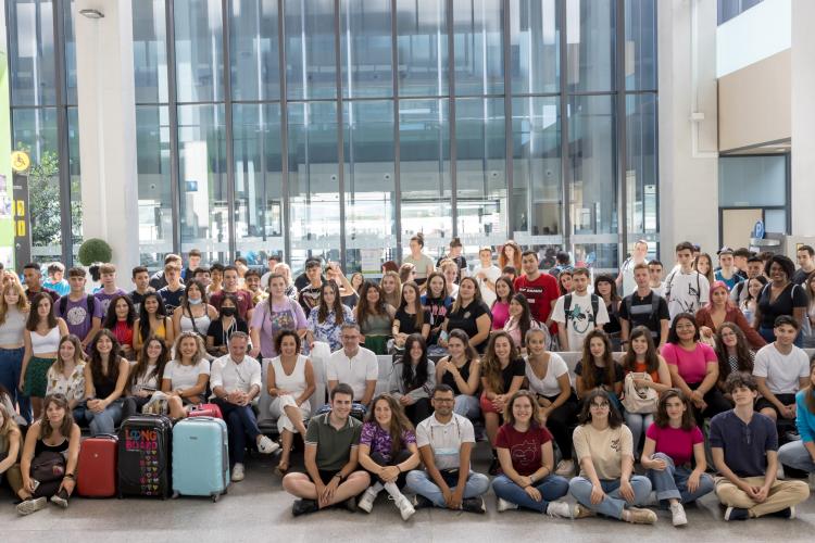 Más de un centenar de estudiantes de ciclos superiores bilingües de FP en el aeropuerto de Noain antes de su viaje a Paderborn (Alemania)