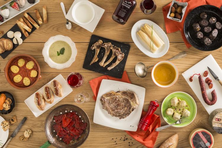 Fotografía de varios alimentos y bebidas locales de Navarra