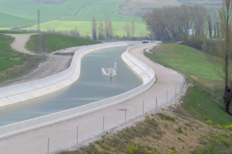 Fotografia de un tramo del Canal de Navarra