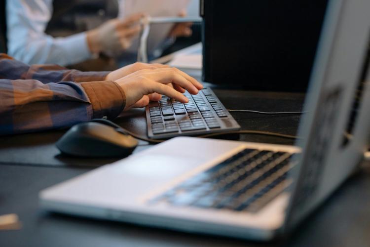 Manos en un teclado