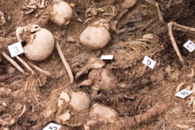 Fotografia de varios cadáveres en la fosa de Olabe