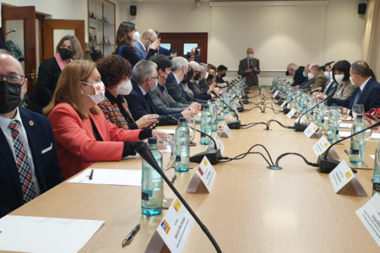 Fotogracia de las personas asistentes durante la reunión.
