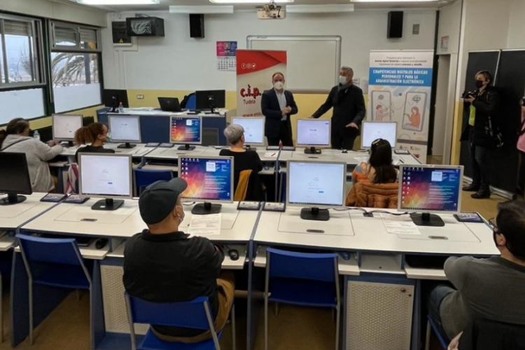Fotografia del aula en el inicio de los cursos de competencias digitales