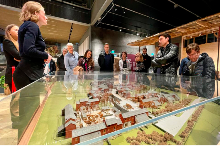 Fotografía de varias personas durante la visita al Centro Danés de Arquitectura en Copenhague
