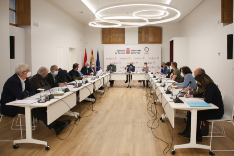 Fotografia durante la reunion del Consorcio de Alta Velocidad de la Comarca de Pamplona