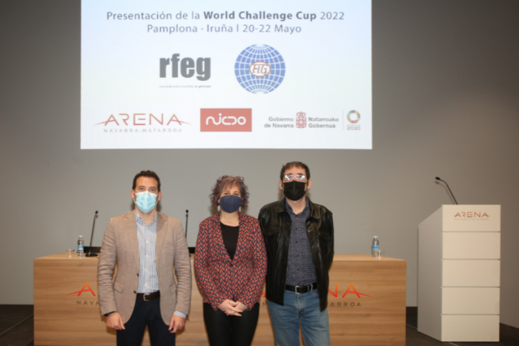 Fotografia de esús Carballo, Rebeca Esnaola y Josu Ros, momentos antes de comenzar la rueda de prensa