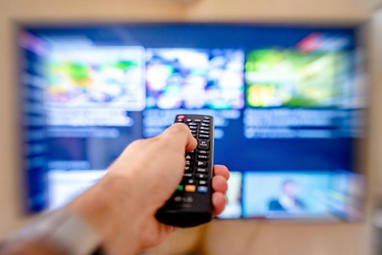 Mando de televisión apuntando a una pantalla borrosa
