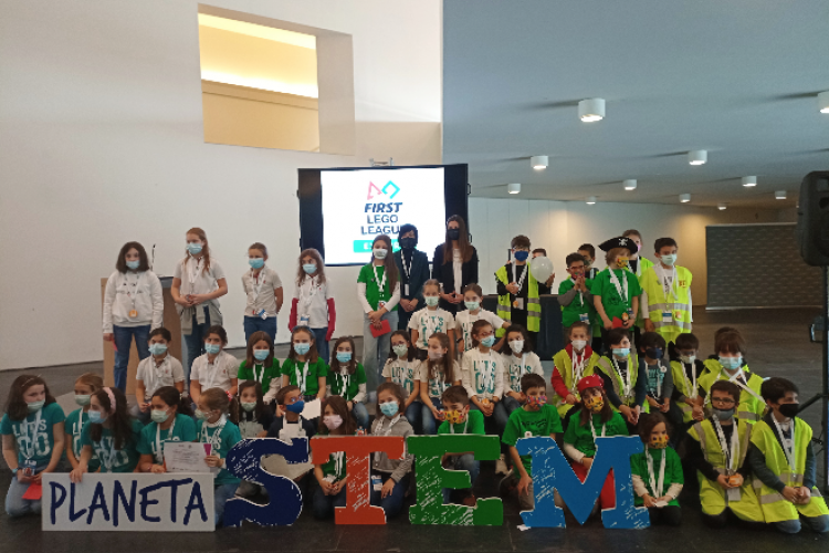 Fotografia de los equipos participantes junto a la Directora General de Innovación del Gobierno de Navarra y la Directora de Infraestructuras de NICDO