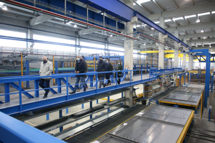 Fotografia durante la visita a la planta de instalaciones robotizadas