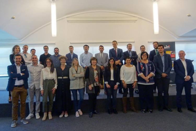Fotografía de los promotores de iniciativas acompañados por sus mentores