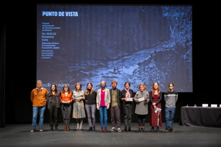 Fotografia de las personas premiadas y del jurado, con la consejera Rebeca Esnaola