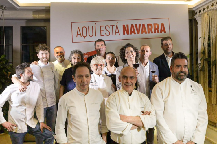 Fotografia de la consejera Gómez y el resto de personas participantes. 