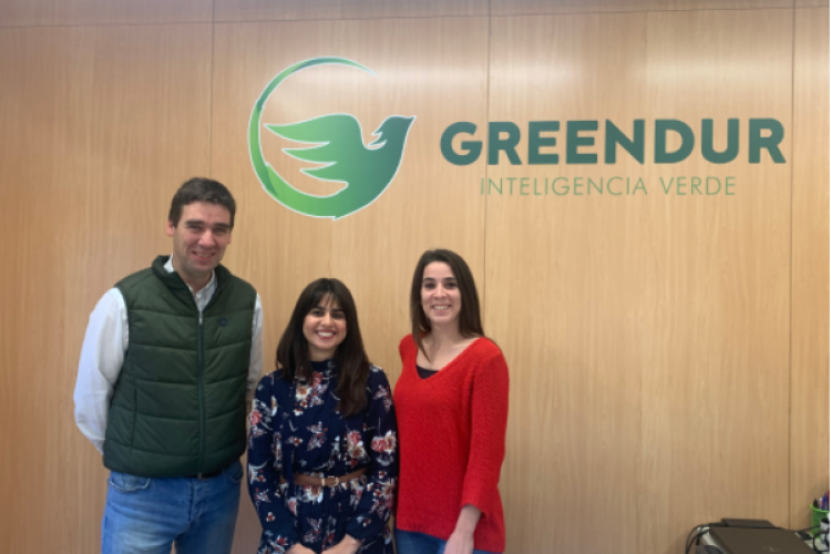 Fotografia de tres personas junto al logo verde de Greendur