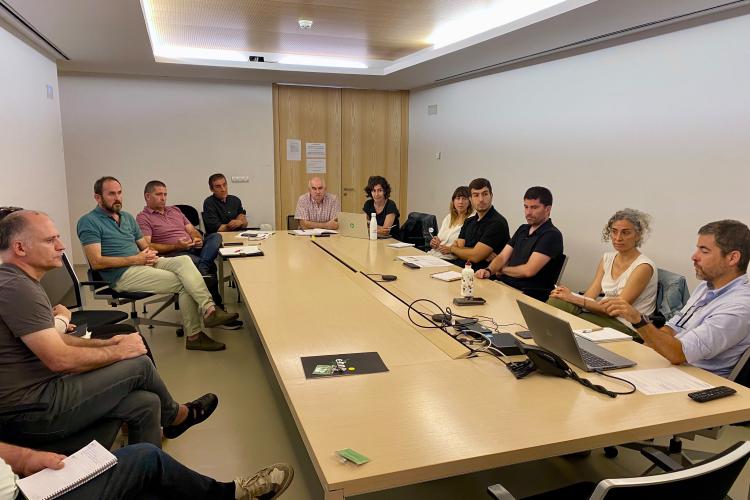 Varias personas alrededor de una mesa manteniendo una reunión