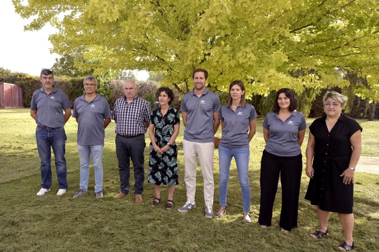 Varias personas posando en línea en un jardín 