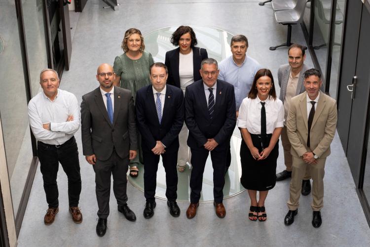 10 personas posando 