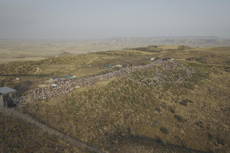 Imagen de un sitio habilitado para ver el eclipse sacada desde el cielo con un dron donde se ve mucha gente y un escenario